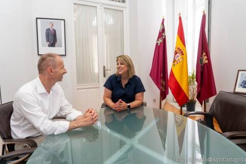 Imagen de la reunión entre el Rector y la Alcaldesa, a finales de julio.